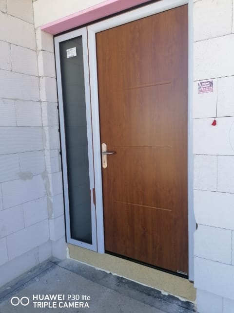 vchodove_ocleove_dvere_thermo_65_zlaty_dub_s_bocnym_svetlikom