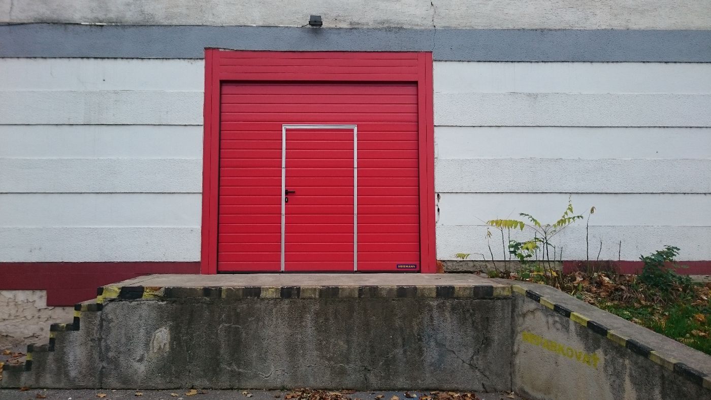 Priemyselná garážová brána s integrovanými dverami